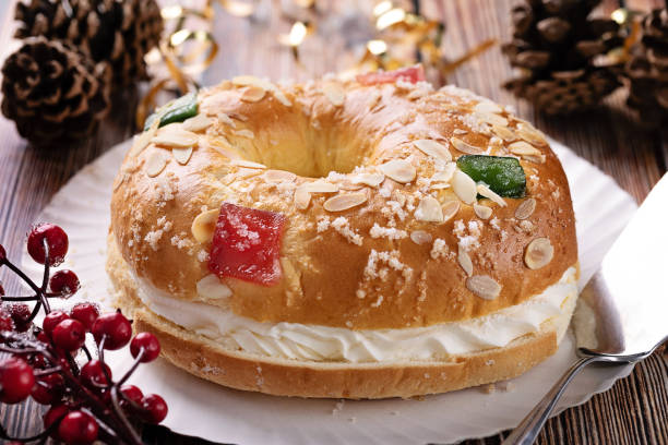 Roscón de Reyes traditionnel décoré de fruits confits